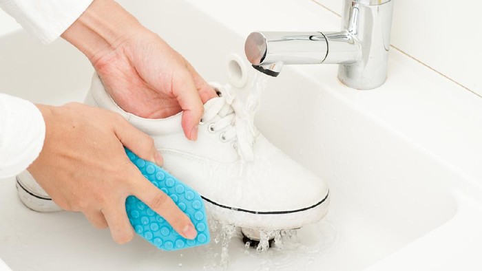 cara membersihkan sepatu putih