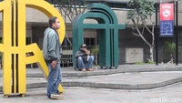 Keberadaan plang Kawasan Tanpa Rokok (KTR) di Jalan Braga, Kota Bandung nampaknya hanya menjadi hiasan saja. Sebab, warga masih merokok di kawasan tersebut.