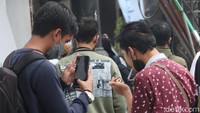 Tak hanya di titik lokasi peresmian KTR, sejumlah warga juga merokok di kursi taman yang ada di Jalan Braga. Ada juga warga yang merokok sambil berjalan kaki.