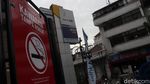 Cuek Banget! Warga Asyik Merokok di Bawah Plang KTR Bandung