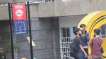Cuek Banget! Warga Asyik Merokok di Bawah Plang KTR Bandung
