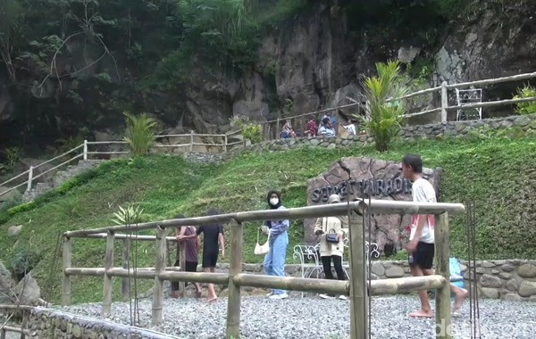 Berbagai spot foto menyambut wisatawan saat masuk ke lokasi wisata air terjun ini. Asyik nih hunting foto bareng! Berbagai spot foto menyambut wisatawan saat masuk ke lokasi wisata air terjun ini. Asyik nih hunting foto bareng!
