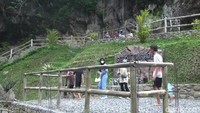 Berbagai spot foto menyambut wisatawan saat masuk ke lokasi wisata air terjun ini. Asyik nih hunting foto bareng!