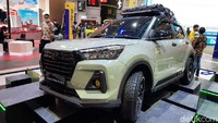 Daihatsu Rocky Neo Retro disiapkan untuk memberikan inspirasi kepada konsumen Daihatsu Rocky. Mobil ini cocok untuk konsumen yang berjiwa muda dan yang selalu ingin tampil beda. Daihatsu Rocky Neo Retro memadukan warna antara combat green dan hitam. Foto: Rangga Rahadiansyah/detikOto