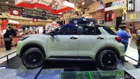 Daihatsu Rocky Neo Retro memiliki roof rack di atapnya dan penggunakan alloy wheels berukuran 16 inch berdesain jari-jari statis. Mobil ini juga memiliki profil ban yang besar layaknya mobil semi-off road. Foto: Rangga Rahadiansyah/detikOto