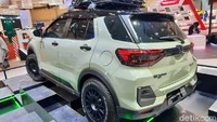 Daihatsu Rocky Neo Retro dilengkapi dengan velg JF Luxury Speedline Corse R16 ET40 PCD 100 (repainted black doff), ban Bridgestone D697 AT 215/70 R16, Wheel center cap standard repainted black gloss, Lugnut Rays Hex19 M12 X 1,5, dan suspensi standard shockbreaker + custom spring (+1,8). Foto: Rangga Rahadiansyah/detikOto