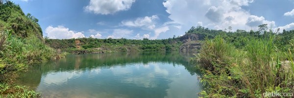 Keunikan dari danau ini adalah warnanya yang hijau berkilauan. Ditambah tebing bebatuan yang mengelilingi danau menjadi spot unik dan menarik untuk berfoto. Pemandangan indah di area sekitar nya juga menjadi daya tarik tersendiri. Keunikan dari danau ini adalah warnanya yang hijau berkilauan. Ditambah tebing bebatuan yang mengelilingi danau menjadi spot unik dan menarik untuk berfoto. Pemandangan indah di area sekitar nya juga menjadi daya tarik tersendiri.