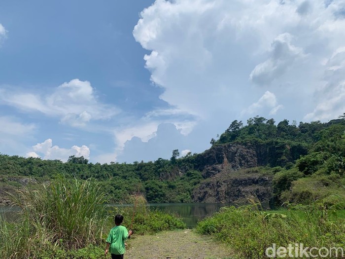 Danau Quarry Rumpin di Bogor Danau Quarry Rumpin di Bogor