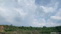 Bagi traveler yang tetap ingin berkunjung, tetap bisa namun ada jam berkunjung yang dibatasi. Juga pedagang tidak terlalu ramai lagi, hanya tersisa satu warung yang diisi oleh seorang warga lokal yang memang diamanahkan untuk menjaga area tersebut.