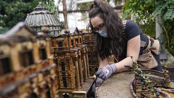 Ide ini tercetus dari seorang arsitek lanskap Ohio, Paul Busse, yang menaruh minat yang unik pada kereta api, arsitektur dan taman publik. Dia mendirikan sebuah taman di Ohio State Fair pada 1982. (Seth Wenig/AP) Ide ini tercetus dari seorang arsitek lanskap Ohio, Paul Busse, yang menaruh minat yang unik pada kereta api, arsitektur dan taman publik. Dia mendirikan sebuah taman di Ohio State Fair pada 1982. (Seth Wenig/AP)