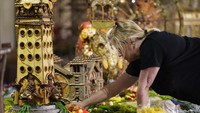 Sementara sepanjang tahun 1980-an Busse mengembangkan struktur fantasinya yang terkenal dihiasi dengan tanaman kering.  ‘Arsitektur Botani’ beserta model set up keretanya ditampilkan dalam pameran taman terkemuka, terutama di Midwest. (Seth Wenig/AP)