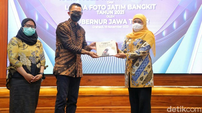 Fotografer senior di Surabaya, Trisnadi Marjan meluncurkan buku berjudul Ibu. Buku ini dipersembahkan kepada Gubernur Jatim Khofifah Indar Parawansa atas dedikasinya menjadi pemimpin publik.