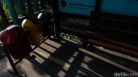 Kursi juga sudah dicat. Sampah tidak berserakan.