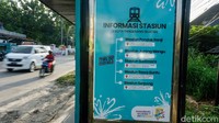 Di salah satu sudut halte, terdapat papan informasi stasiun KRL terdekat.
