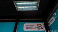 Halte dilengkapi dengan penerangan.