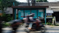 Kendaraan bermotor melintasi halte BPI, Pamulang, Tangsel, Banten, Selasa (16/11/2021).
