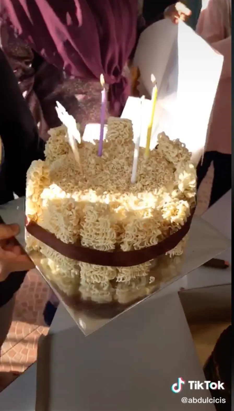 Hobi Makan Mie Instan, Wanita Ini Dapat Kue Ulang Tahun dari Mie Instan Kering