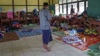 Sejumlah warga mengungsi di Posko Pengungsi SMP Negeri 3 Sintang, Kabupaten Sintang, Kalimantan Barat, Senin (15/11/2021). Selain itu, menurut Jokowi, banjir di Kalimantan terjadi karena hujan yang lebih ekstrem dari biasanya. ANTARA FOTO/Abraham Mudito  