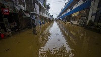 Kondisi Pasar Barabai yang terendam banjir di Kecamatan Barabai, Kabupaten Hulu Sungai Tengah, Kalimantan Selatan, Selasa (16/11/2021). ANTARA FOTO/Bayu Pratama S  