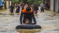 Warga menorobos banjir yang merendam permukiman di Kecamatan Barabai, Kabupaten Hulu Sungai Tengah, Kalimantan Selatan, Selasa (16/11/2021). ANTARA FOTO/Bayu Pratama S  