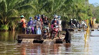 Sejumlah pengendara motor menggunakan jasa ojek penyeberangan di Peniti, Kabupaten Sekadau, Kalimantan Barat, Senin (15/11/2021). ANTARA FOTO/Jessica Helena Wuysang  