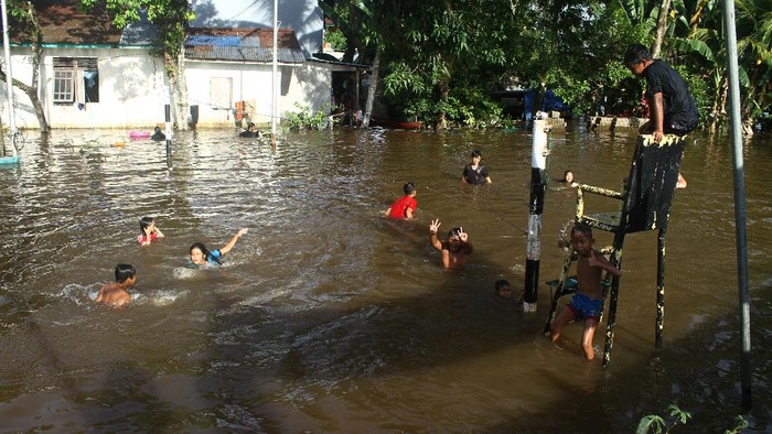 Ini Penyebab 6 Kabupaten di Kalbar Hampir 4 Pekan Masih Banjir Sebanyak enam kabupaten di Kalimantan Barat masih terendam banjir. Presiden Jokowi mengungkapkan penyebab dari bencana yang sudah hampir 4 pekan tersebut.