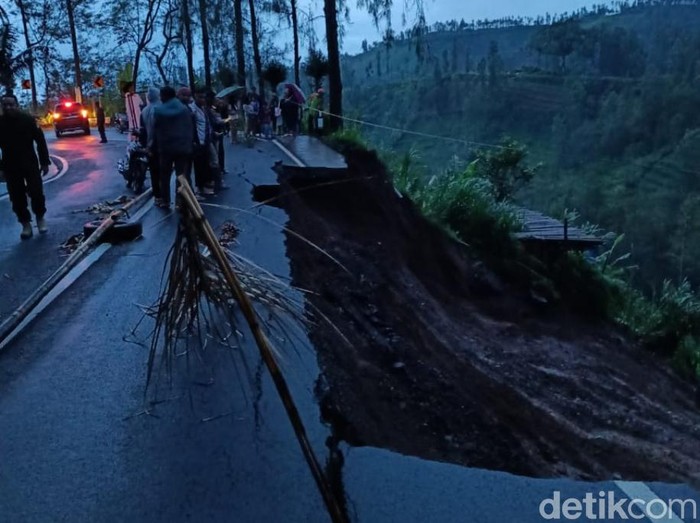 Jalan menuju wisata Gunung Bromo di Desa Balaidono, Kecamatan Tosari, Kabupaten Pasuruan ambrol ke jurang. Akibatnya, lalu lintas terganggu.