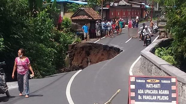 Jalan di Gianyar Bali amblas sepanjang 30 meter, kedalaman 35 meter.