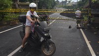 Lalu lintas menjadi terganggu karena jalan ditutup dan tak bisa dilewati. Pengendara pun terpaksa putar balik, mencari jalan alternatif lain.