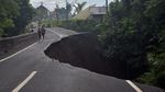 Jalan Raya Gianyar Bali Ambles Imbas Hujan Deras