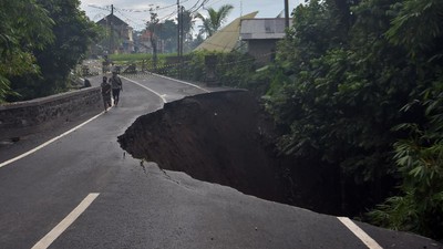 Jalan Raya Gianyar Bali Ambles Imbas Hujan Deras