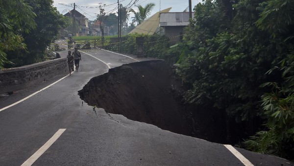 Jalan Raya Gianyar Bali Ambles Imbas Hujan Deras