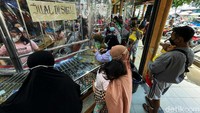 Mayoritas pembeli adalah ibu-ibu.