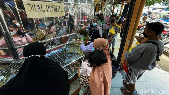 Jelang Natal dan Tahun Baru, Toko Emas Diserbu Kaum Hawa Jelang Natal dan Tahun Baru, toko perhiasan tak luput dari serbuan kaum hawa. Seperti terlihat di toko emas di kawasan Pasar Kebayoran Lama, Jakarta, Rabu (16/11/2021).