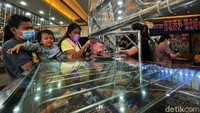 Bahkan mereka harus mengantre untuk dilayani para karyawan toko emas.