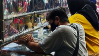 Banyaknya pengunjung membuat kilauan emas di balik kaca etalasi sampai tak terlihat.
