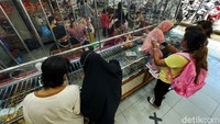 Sebagian dari mereka datang dengan mengajak anak-anaknya.