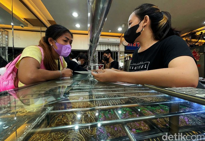 Jelang Natal dan Tahun Baru, toko perhiasan tak luput dari serbuan kaum hawa. Seperti terlihat di toko emas di kawasan Pasar Kebayoran Lama, Jakarta, Rabu (16/11/2021).