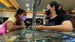 Jelang Natal dan Tahun Baru, Toko Emas Diserbu Emak-emak