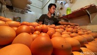 Pedagang menunggu pembeli dengan menata telur di lapaknya Pasar Tradisional Kebayoran Lama.