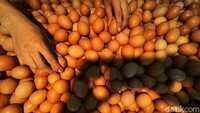 Warga berharap pemerintah dapat mengatasi lonjakan harga yang sangat tinggi terhadap komoditas telur ayam. Apalagi, kenaikan harga kerap terjadi menjelang perayaan Natal maupun tahun baru.