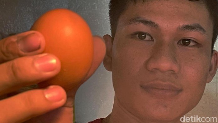 Jelang Nataru, Harga Telur Melonjak Natal dan tahun baru (Nataru) tinggal satu bulan lagi, namun harga telur kembali melonjak tinggi. Seperti yang terjadi di Pasar Tradisional Kebayoran Lama, Jakarta, Rabu (16/11).