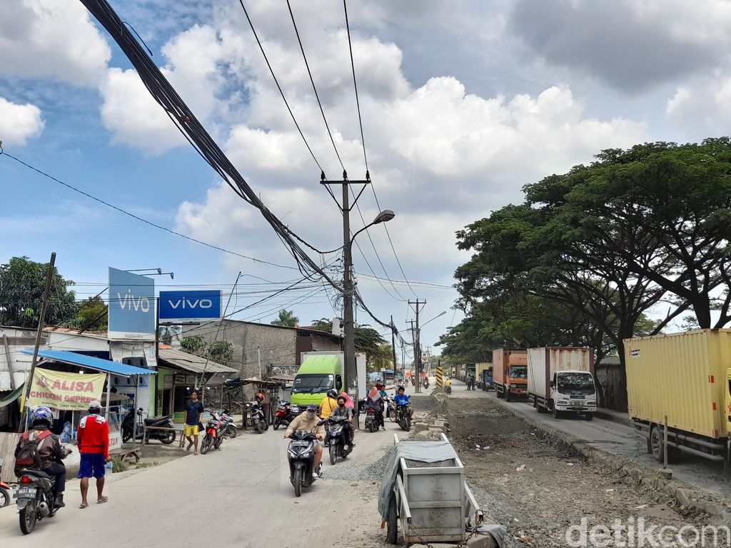 Jl Raya Perancis diperbaiki, lalu lintas macet, truk mengular. 16 November 2021, siang. (Marteen Ronaldo Pakpahan/detikcom)