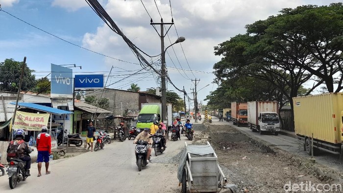 Jl Raya Perancis diperbaiki, lalu lintas macet, truk mengular. 16 November 2021, siang. (Marteen Ronaldo Pakpahan/detikcom)