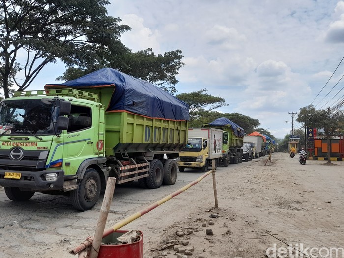 Jl Raya Perancis diperbaiki, lalu lintas macet, truk mengular. 16 November 2021, siang. (Marteen Ronaldo Pakpahan/detikcom)