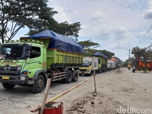 detikcom Do Your Magic: Jl Raya Perancis Diperbaiki, Macet Truk Mengular