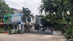 Penampakan Kafe di Atas Saluran Air Kemang Utara yang Terancam Dibongkar