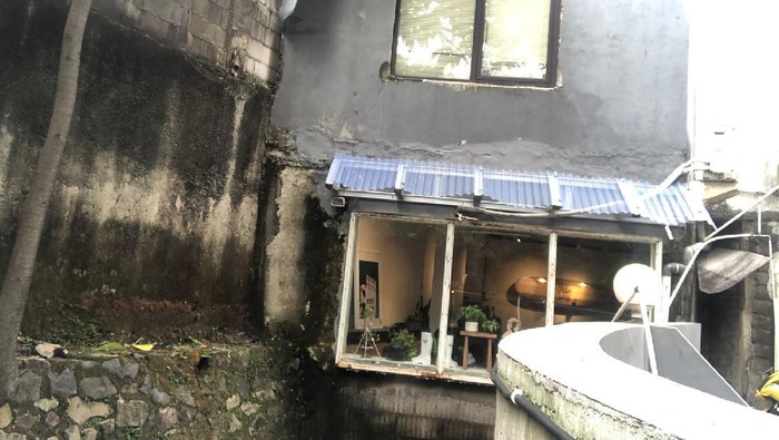 Kafe di Kemang Utara Berdiri di Atas Saluran Air.