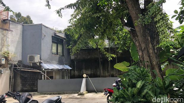 Kafe di Kemang Utara Berdiri di Atas Saluran Air.