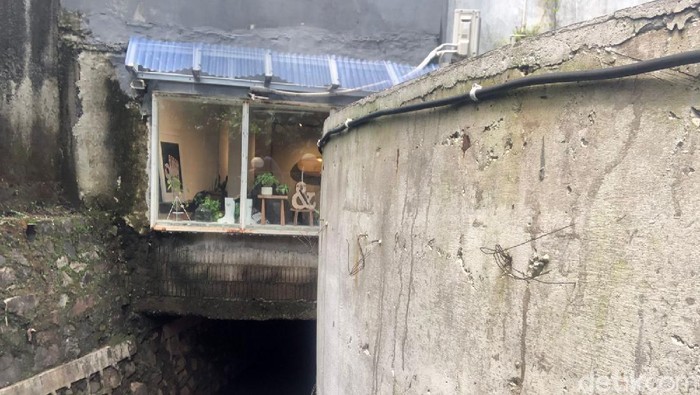 Kafe di Kemang Utara Berdiri di Atas Saluran Air.
